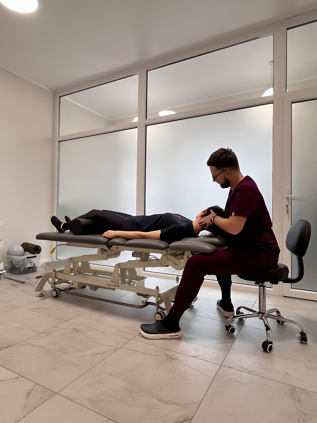 Terapia manualna kręgosłupa podczas wizyty fizjoterapeutycznej w Toruniu